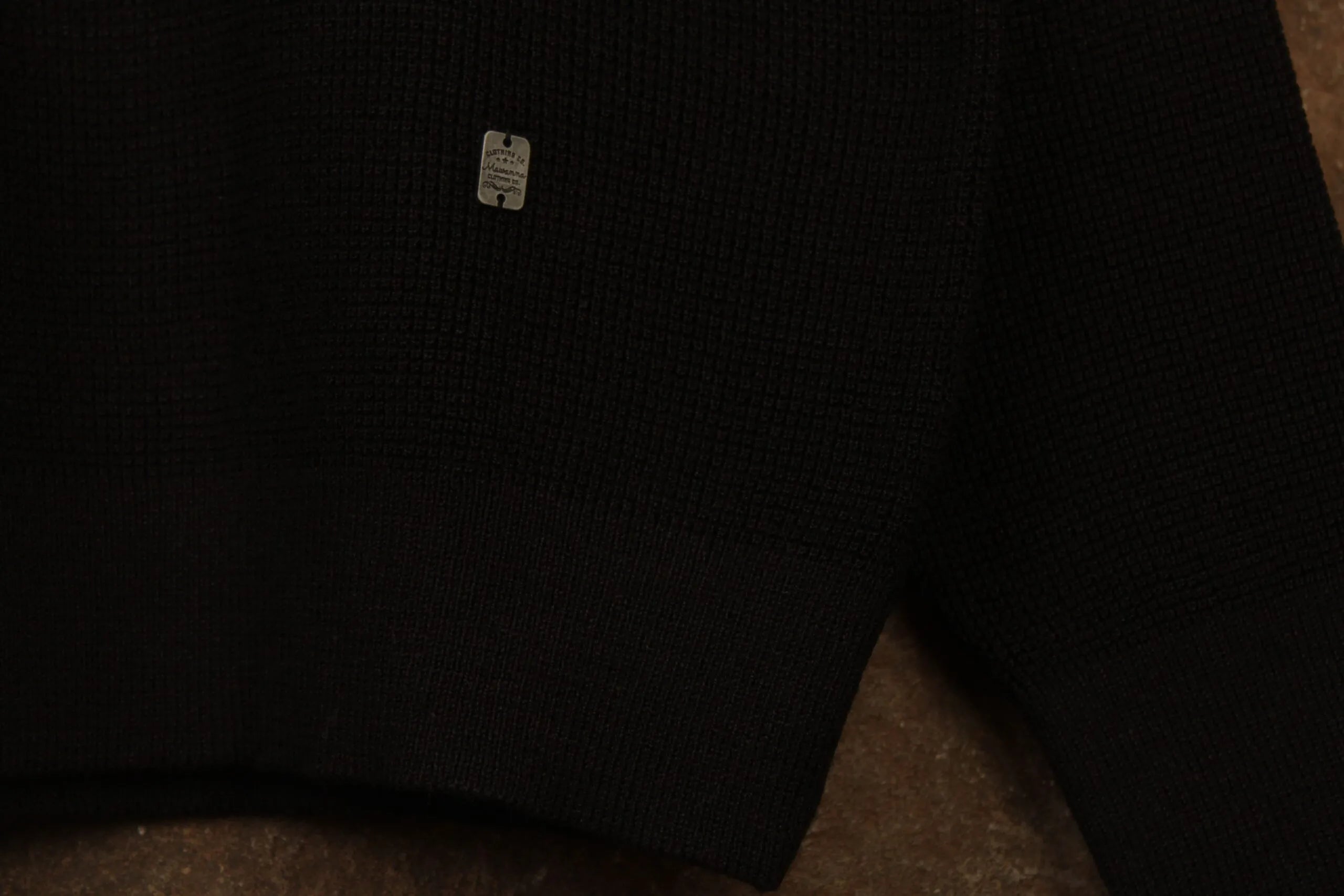 A – Sweater / Negro